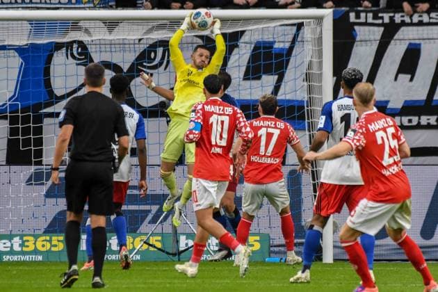 Heuer Fernandes Daniel ( HSV ) fängt den Ball Deutschland , Hamburg , Volksparkstadion , Fussball , 1. Bundesliga , Hamburger SV - FSV Mainz 05