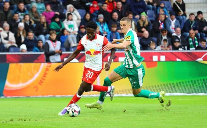 FC Red Bull Salzburg v SK Rapid Vienna, Bundesliga, 5 October 2025. FC Red Bull Salzburg s Edmund Baidoo & SK Rapid Vienna s Nenad Cvetkovic Vienna Austria Copyright: xDanxWestwellx xSportPix.org.ukx