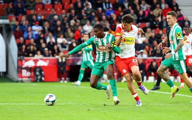 FC Red Bull Salzburg v SK Rapid Vienna, Bundesliga, 5 October 2025. SK Rapid Vienna s Romeo Amane & FC Red Bull Salzburg s Kerim Alajbegovic Vienna Austria Copyright: xDanxWestwellx xSportPix.org.ukx
