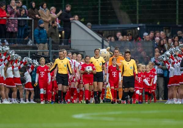 Einlauf beider Teams angeführt vom Schiedsrichtergespann um Annika Kost (Schiedsrichterin) 05.10.2025, 1.FC Köln - Bayer Leverkusen, Fussball, Google Pixel Frauen-Bundesliga, GER, Köln, Franz-Kremer Stadion DFL regulations prohibit any use of photographs as image sequences and or quasi-video. Copyright: HMBxMedia xMarcoxBader