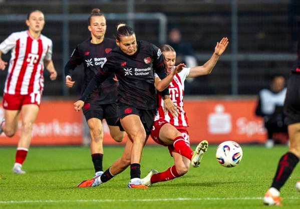 Zweikampf zwischen: Carlotta Wamser (Bayer 04 Leverkusen, 37) und Laura Donhauser (1. FC Koeln, 25) 05.10.2025, 1.FC Köln - Bayer Leverkusen, Fussball, Google Pixel Frauen-Bundesliga, GER, Köln, Franz-Kremer Stadion DFL regulations prohibit any use of photographs as image sequences and or quasi-video. Copyright: HMBxMedia xMarcoxBader