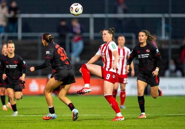 Zweikampf zwischen: Carlotta Wamser (Bayer 04 Leverkusen, 37) und Adriana Achcinska (1. FC Koeln, 9) 05.10.2025, 1.FC Köln - Bayer Leverkusen, Fussball, Google Pixel Frauen-Bundesliga, GER, Köln, Franz-Kremer Stadion DFL regulations prohibit any use of photographs as image sequences and or quasi-video. Copyright: HMBxMedia xMarcoxBader