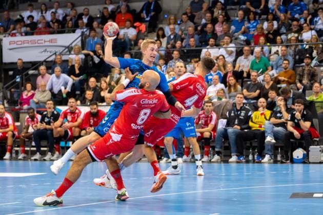 Handball I Herren I Saison 2025-2026 I Bundesliga I 7. Spieltag I TVB Stuttgart - MT Melsungen I 05.10.2025 Torben Matzken (22, TVB Stuttgart) im Wurf, in der Abwehr Adrian Sipos (8, MT Melsungen) und Nikolaj Enderleit (4, MT Melsungen) Stuttgart Porsche Arena Baden-Württemberg Deutschland Copyright: xLobeca MaxxPetershansx