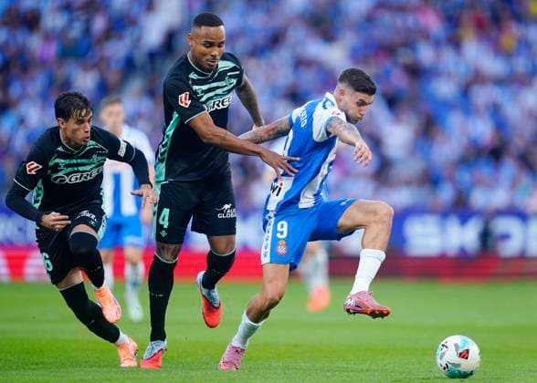 ESP: RCD Espanyol v CA Osasuna. La Liga EA Sports. Date 8 Roberto Fernandez of RCD Espanyol and Natan of Real Betis during the La Liga EA Sports match between RCD Espanyol and Real Betis played at RCDE Stadium on October 5, 2025 in Barcelona, Spain. kpng Copyright: xSergioxRuizx xPRESSINx PS_2501005_ESP_BET_2526_007