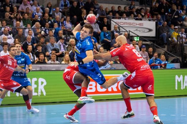 Handball I Herren I Saison 2025-2026 I Bundesliga I 7. Spieltag I TVB Stuttgart - MT Melsungen I 05.10.2025 Simone Mengon (15, TVB Stuttgart) im Wurf Stuttgart Porsche Arena Baden-Württemberg Deutschland Copyright: xLobeca MaxxPetershansx