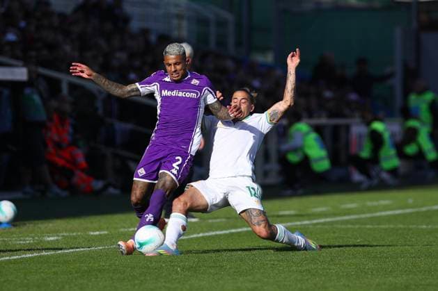 Dodo of ACF Fiorentina and Kostas Tsimikas of AS Roma compete for the ball during the serie A match between ACF Fiorentina and AS Roma at Artemio Franchi Stadium in Firenze (Italy), October 05,2025. massimilianoxcarnabuci