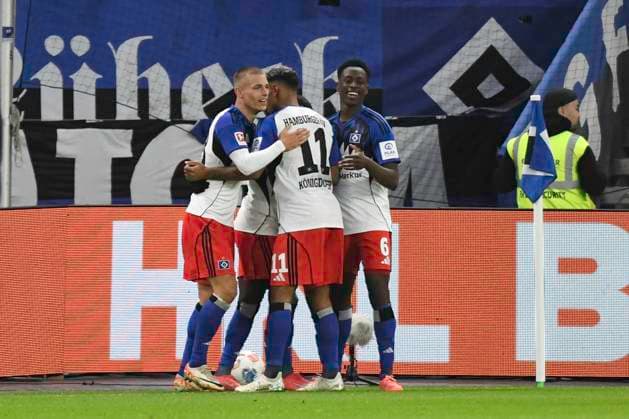 GER; 1. FBL,, Hamburger SV vs 1.FSV Mainz 05 05.10.2025, Volksparkstadion, Hamburg, GER; 1. FBL, Hamburger SV vs 1.FSV Mainz 05 im Bild Jean-Luc Dompe (Hamburg 07) schiesst das Tor zum 3-0 fuer den HSV und jubelt mit der Mannschaft
