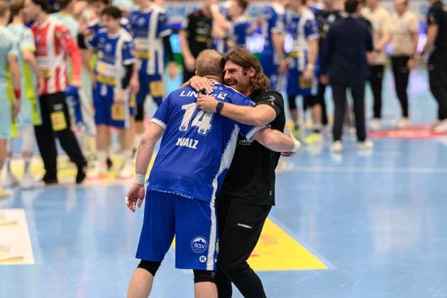 Peter, Walz (Kreislaeufer, ThSV Eisenach, 14) und Sebastian, Hinze (Trainer, ThSV Eisenach) liegen sich in den Armen nach dem Abpfiff. GER, Thueringen, ThSV Eisenach gegen VfL Gummersbach, 1. Daikin Handballbundesliga, Handball, 7.Spieltag, Saison 2025 2026, Sonntag, 05.10.2025 GER, Thueringen, ThSV Eisenach gegen VfL Gummersbach, 1. Daikin Handballbundesliga, Handball, 7.Spieltag, Saison 2025 2026, Sonntag, 05.10.2025 Eisenach Copyright: xEibner-Pressefoto MartinxHerbstx EP_MHT