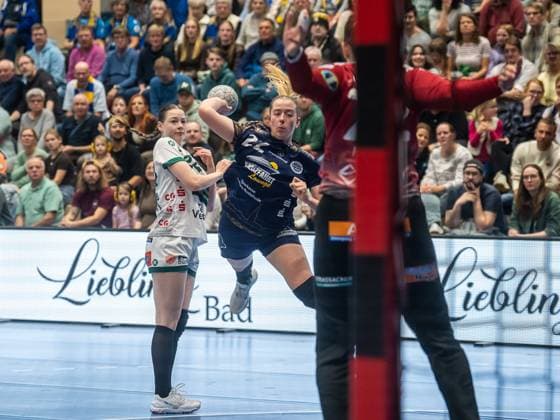 Levke Kretschmann (Buxtehuder SV, 22) im Zweikampf mit Luisa Scherer (Frisch Auf Frauen, 24), Buxtehuder SV vs. Frisch Auf Goeppingen, Handball, 1. Bundesliga, Spielzeit 2025 2026, 05.10.2025 Buxtehuder SV vs. Frisch Auf Goeppingen, Handball, 1. Bundesliga, Spielzeit 2025 2026, 05.10.2025 Buxtehude Copyright: xEibner-Pressefoto MichaelxSchmidx EP_MST