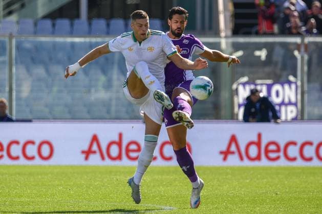 Artem Dovbyk (Roma) fights for the ball against Pablo Mari Villar (Fiorentina) during ACF Fiorentina vs AS Roma, Italian soccer Serie A match in Florence, Italy, October 05 2025  Copyright: xFabioxFagiolini IPAxSportx xipa-agency.netx xx IPA_66185247 IPA_Agency_IPA66185247