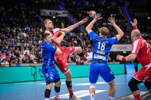 Dainis Kristopans (MT Melsungen, 10) zwischen Nico Schoettle (TVB Stuttgart, 08) und Linus Schmid (TVB Stuttgart, 18) GER, TVB 1898 Stuttgart - MT Melsungen, DAIKIN HBL, Handball, Bundesliga, 7. Spieltag, Spielzeit 2025 2026, 05.10.2025 GER, TVB 1898 Stuttgart - Frisch Auf! Goeppingen, DAIKIN HBL, Handball, Bundesliga, 7. Spieltag, Spielzeit 2025 2026, 05.10.2025 Stuttgart Copyright: xSandyxDinkelackerx EP_SDR