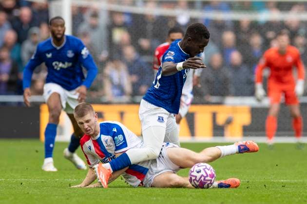 Everton v Crystal Palace - Premier League Idrissa Gueye of Everton F.C. fouls the opponent during the Premier League match between Everton and Crystal Palace at Hill Dickinson Stadium in Liverpool, England, on October 5, 2025. Liverpool Merseyside United Kingdom  Copyright: xMIxNewsx originalFilename:fletcher-evertonv251005_npUc5.jpg