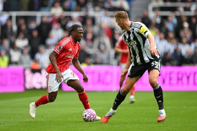 Newcastle United v Nottingham Forest - Premier League Dilane Bakwa of Nottingham Forest is under pressure from Dan Burn of Newcastle United during the Premier League match between Newcastle United and Nottingham Forest at St. James s Park in Newcastle, United Kingdom, on October 5, 2025. Newcastle Tyne and Wear United Kingdom  Copyright: xMIxNewsx originalFilename:fletcher-newcastl251005_npIo1.jpg