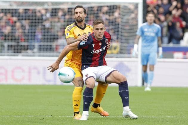 CALCIO - Serie A - Bologna FC vs Pisa SC Thijs Dallinga of Bologna FC under pressure from Antonio Caracciolo of Pisa SC during the match of 6th day of the Serie A Championship between Bologna FC and Pisa SC at the Renato Dall Ara Stadium on 5 October 2025 in Bologna, Italy. during Bologna FC vs Pisa SC, Italian soccer Serie A match in Bologna, Italy, October 05 2025 Bologna Italy  Copyright: xIPAxSport ABACAx
