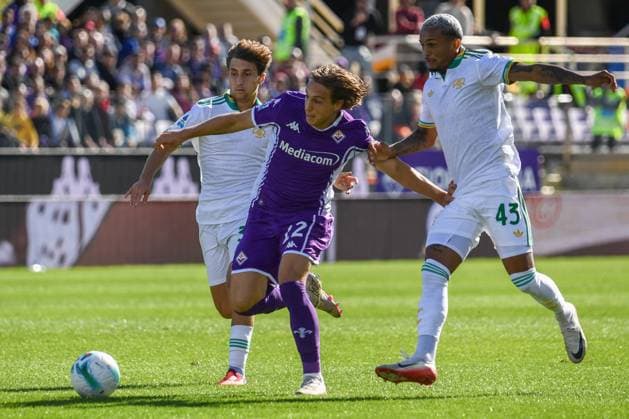 CALCIO - Serie A - ACF Fiorentina vs AS Roma Jacopo Fazzini (Fiorentina) hampered by Wesley Vinicius Franca Lima (Roma) during ACF Fiorentina vs AS Roma, Italian soccer Serie A match in Florence, Italy, October 05 2025 Florence Italy  Copyright: xIPAxSport ABACAx