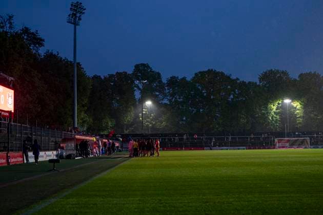 Flutlichtausfall im Franz Kremer Stadion 05.10.2025, 1.FC Köln - Bayer Leverkusen, Fussball, Google Pixel Frauen-Bundesliga, GER, Köln, Franz-Kremer Stadion DFL regulations prohibit any use of photographs as image sequences and or quasi-video. Copyright: HMBxMedia xMarcoxBader