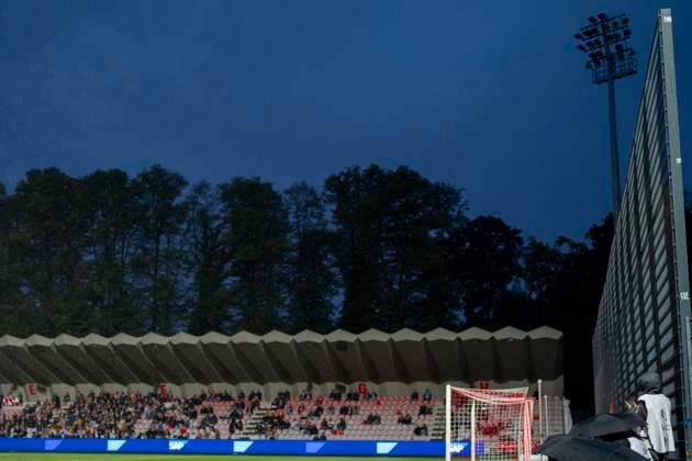 Flutlichtausfall im Franz Kremer Stadion 05.10.2025, 1.FC Köln - Bayer Leverkusen, Fussball, Google Pixel Frauen-Bundesliga, GER, Köln, Franz-Kremer Stadion DFL regulations prohibit any use of photographs as image sequences and or quasi-video. Copyright: HMBxMedia xMarcoxBader