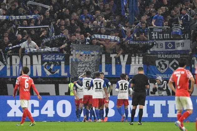 GER; 1. FBL,, Hamburger SV vs 1.FSV Mainz 05 05.10.2025, Volksparkstadion, Hamburg, GER; 1. FBL, Hamburger SV vs 1.FSV Mainz 05 im Bild Rayan Philippe (Hamburg 14) schiesst das Tor zum 4-0 fuer den HSV und jubelt mit der Mannschaft