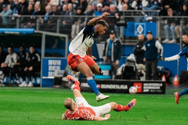 Deutschland, Fußball, 1. Bundesliga 2025 26, 6. Spieltag - HSV gegen 1. FSV Mainz - Volksparkstadion Hamburg: Ransford Königsdörffer (HSV, 11) im Zweikampf Copyright: xJamesxZabelx