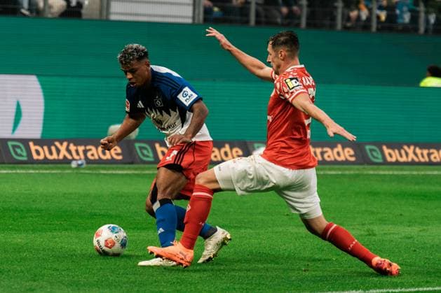 Deutschland, Fußball, 1. Bundesliga 2025 26, 6. Spieltag - HSV gegen 1. FSV Mainz - Volksparkstadion Hamburg: Ransford Königsdörffer (HSV, 11) vs Dominik Kohr (Mainz, 31) Copyright: xJamesxZabelx