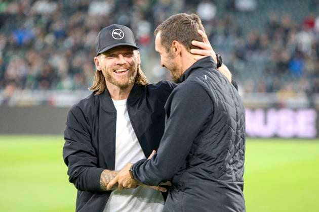 Mönchengladbach, Deutschland, 05.10.25: Trainer Eugen Polanski (Borussia Mönchengladbach) und Trainer Julian Schuster (SC Freiburg) reden miteinander waehrend des Spiels der Bundesliga zwischen Borussia Mönchengladbach vs SC Freiburg im Stadion im Borussia Park Mönchengladbach Stadion im Borussia Park North Rhine-Westphalia Germany Copyright: xBrauer-Fotoagenturx xAdrianxSchlx