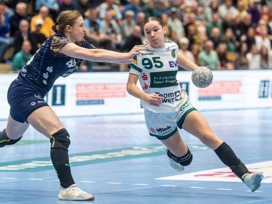 Lara Daeuble (Frisch Auf Frauen, 95) mit Tempo im Zweikampf mit Jolina Huhnstock (Buxtehuder SV, 45), Buxtehuder SV vs. Frisch Auf Goeppingen, Handball, 1. Bundesliga, Spielzeit 2025 2026, 05.10.2025 Buxtehuder SV vs. Frisch Auf Goeppingen, Handball, 1. Bundesliga, Spielzeit 2025 2026, 05.10.2025 Buxtehude Copyright: xEibner-Pressefoto MichaelxSchmidx EP_MST