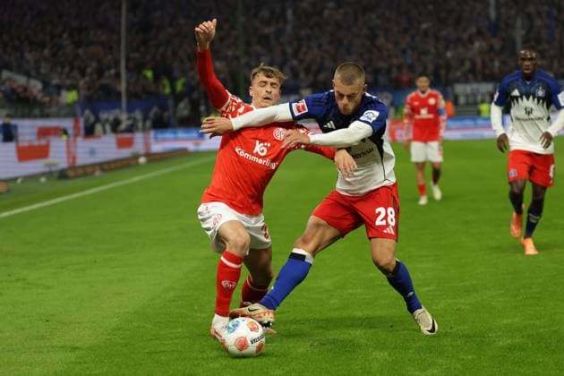 GER, xFSx ,Hamburg, HSV , 1. Bundesliga , Fussball, DFL, Hamburger SV , am Hamburger Volksparkstadion , 1.FSV Mainz 05 , 05.10.2025 v.l. Nikolas Veratschnig (1.FSV Mainz 05 ,22) wird von Miro Muheim (Hamburger SV ,28) verletzt DFL regulations prohibit any use of photographs as image sequences and or quasi-video. Copyright: HMBxMedia FernandoxSoares