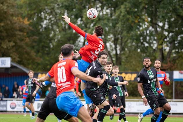 Fussball I Herren I Saison 2025-2026 I Regionalliga Nord I 13. Spieltag I SV Drochtersen-Assel - Hannover 96 II I 05.10.2025 Haris Hyseni (10, SV Drochtersen Assel), Tjorve Nils Mohr (3, SV Drochtersen Assel), Ilias Ebnoutalib (4, Hannover 96 II), Brooklyn Kevin Ezeh (32, Hannover 96 II) Drochtersen Kehdinger Stadion Niedersachsen Deutschland Copyright: xLobeca JörgxStruwex