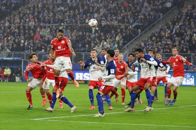 GER, xFSx ,Hamburg, HSV , 1. Bundesliga , Fussball, DFL, Hamburger SV , am Hamburger Volksparkstadion , 1.FSV Mainz 05 , 05.10.2025 v.l. Arnaud Nordin (1.FSV Mainz 05 ,9) koepft den Ball aufs Tor DFL regulations prohibit any use of photographs as image sequences and or quasi-video. Copyright: HMBxMedia FernandoxSoares