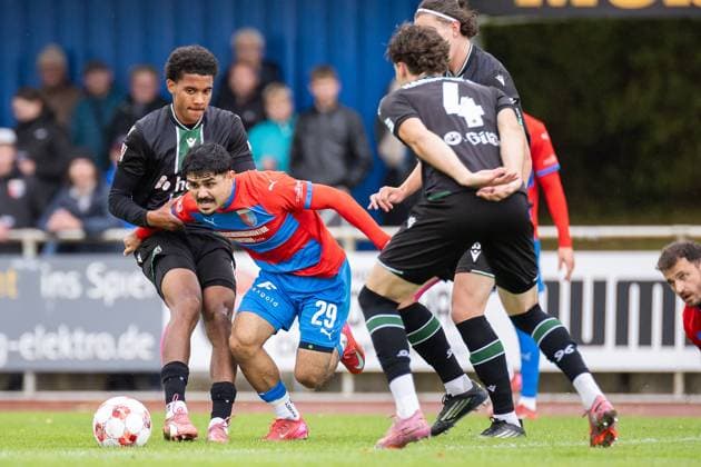 Fussball I Herren I Saison 2025-2026 I Regionalliga Nord I 13. Spieltag I SV Drochtersen-Assel - Hannover 96 II I 05.10.2025 Luca-Joel Grumpe (22, Hannover 96 II), Allah Aid Hamid (29, SV Drochtersen Assel), Ilias Ebnoutalib (4, Hannover 96 II) Drochtersen Kehdinger Stadion Niedersachsen Deutschland Copyright: xLobeca JörgxStruwex