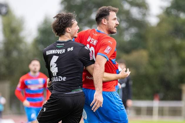 Fussball I Herren I Saison 2025-2026 I Regionalliga Nord I 13. Spieltag I SV Drochtersen-Assel - Hannover 96 II I 05.10.2025 Ilias Ebnoutalib (4, Hannover 96 II), Haris Hyseni (10, SV Drochtersen Assel) Drochtersen Kehdinger Stadion Niedersachsen Deutschland Copyright: xLobeca JörgxStruwex