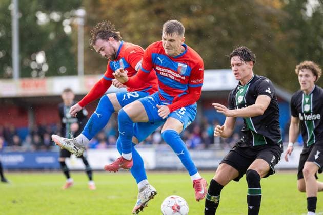 Fussball I Herren I Saison 2025-2026 I Regionalliga Nord I 13. Spieltag I SV Drochtersen-Assel - Hannover 96 II I 05.10.2025 Nico Von Der Reith (12, SV Drochtersen Assel), Dennis Rosin (25, SV Drochtersen Assel) Drochtersen Kehdinger Stadion Niedersachsen Deutschland Copyright: xLobeca JörgxStruwex
