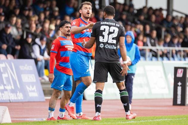 Fussball I Herren I Saison 2025-2026 I Regionalliga Nord I 13. Spieltag I SV Drochtersen-Assel - Hannover 96 II I 05.10.2025 Allah Aid Hamid (29, SV Drochtersen Assel), Haris Hyseni (10, SV Drochtersen Assel), Brooklyn Kevin Ezeh (32, Hannover 96 II) Drochtersen Kehdinger Stadion Niedersachsen Deutschland Copyright: xLobeca JörgxStruwex
