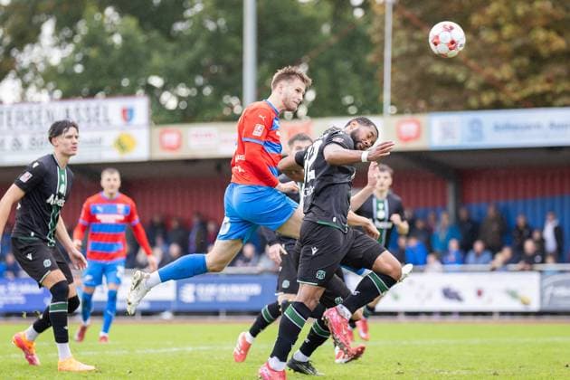 Fussball I Herren I Saison 2025-2026 I Regionalliga Nord I 13. Spieltag I SV Drochtersen-Assel - Hannover 96 II I 05.10.2025 Jannes Wulff (5, SV Drochtersen Assel), Brooklyn Kevin Ezeh (32, Hannover 96 II) erzielt das 2:0 für SV Drochtersen Assel Drochtersen Kehdinger Stadion Niedersachsen Deutschland Copyright: xLobeca JörgxStruwex