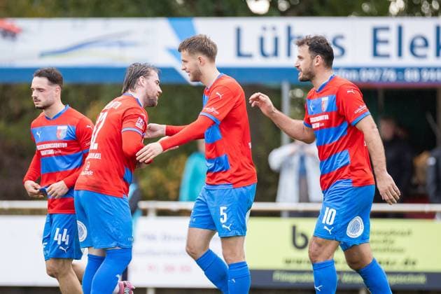 Fussball I Herren I Saison 2025-2026 I Regionalliga Nord I 13. Spieltag I SV Drochtersen-Assel - Hannover 96 II I 05.10.2025 Robin Kölle (44, SV Drochtersen Assel), Nico Von Der Reith (12, SV Drochtersen Assel), Jannes Wulff (5, SV Drochtersen Assel), Haris Hyseni (10, SV Drochtersen Assel) Drochtersen Kehdinger Stadion Niedersachsen Deutschland Copyright: xLobeca JörgxStruwex