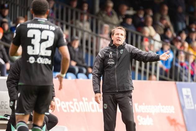 Fussball I Herren I Saison 2025-2026 I Regionalliga Nord I 13. Spieltag I SV Drochtersen-Assel - Hannover 96 II I 05.10.2025 Daniel Stendel (Trainer, Hannover 96 II) Drochtersen Kehdinger Stadion Niedersachsen Deutschland Copyright: xLobeca JörgxStruwex