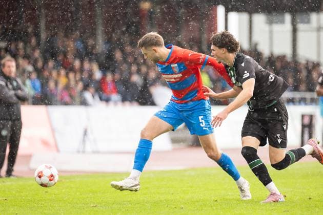Fussball I Herren I Saison 2025-2026 I Regionalliga Nord I 13. Spieltag I SV Drochtersen-Assel - Hannover 96 II I 05.10.2025 Jannes Wulff (5, SV Drochtersen Assel), Ilias Ebnoutalib (4, Hannover 96 II) Drochtersen Kehdinger Stadion Niedersachsen Deutschland Copyright: xLobeca JörgxStruwex