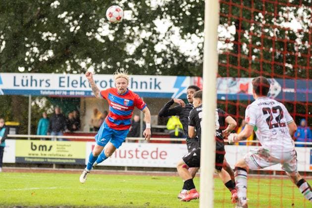 Fussball I Herren I Saison 2025-2026 I Regionalliga Nord I 13. Spieltag I SV Drochtersen-Assel - Hannover 96 II I 05.10.2025 Matti Cebulla (31, SV Drochtersen Assel) per Kopfball zum 3:0 Drochtersen Kehdinger Stadion Niedersachsen Deutschland Copyright: xLobeca JörgxStruwex