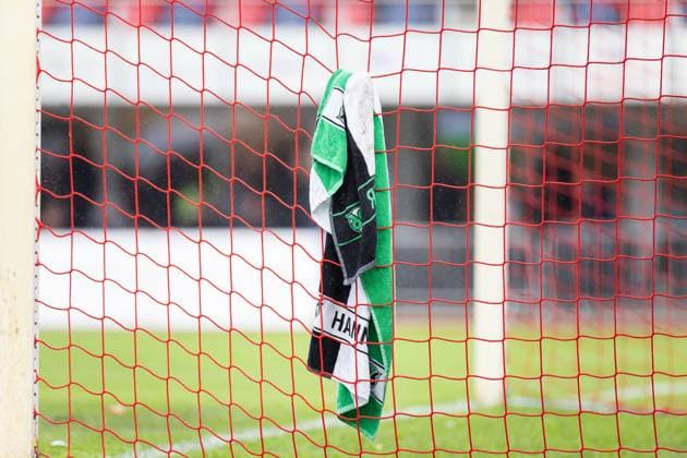 Fussball I Herren I Saison 2025-2026 I Regionalliga Nord I 13. Spieltag I SV Drochtersen-Assel - Hannover 96 II I 05.10.2025 Symbolbild, Hannover 96 Handtuch hängt im Tornetz Drochtersen Kehdinger Stadion Niedersachsen Deutschland Copyright: xLobeca JörgxStruwex