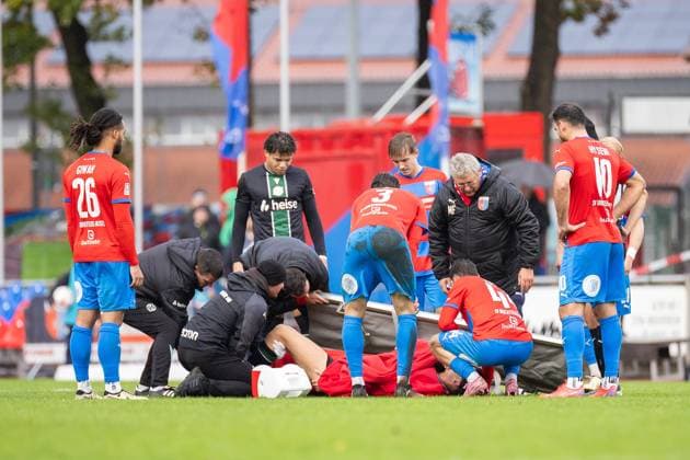 Fussball I Herren I Saison 2025-2026 I Regionalliga Nord I 13. Spieltag I SV Drochtersen-Assel - Hannover 96 II I 05.10.2025 Verletzung Dennis Husser (19, Hannover 96 II) Drochtersen Kehdinger Stadion Niedersachsen Deutschland Copyright: xLobeca JörgxStruwex