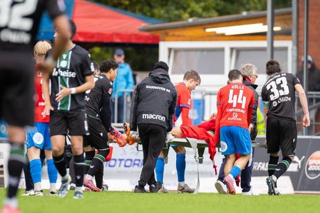 Fussball I Herren I Saison 2025-2026 I Regionalliga Nord I 13. Spieltag I SV Drochtersen-Assel - Hannover 96 II I 05.10.2025 Verletzung Dennis Husser (19, Hannover 96 II) Drochtersen Kehdinger Stadion Niedersachsen Deutschland Copyright: xLobeca JörgxStruwex