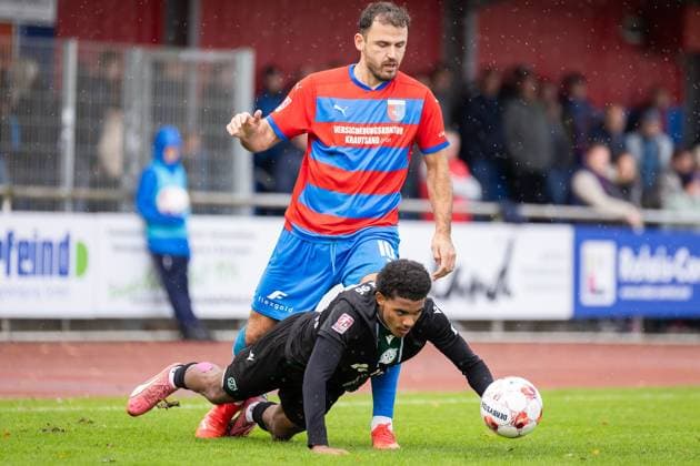 Fussball I Herren I Saison 2025-2026 I Regionalliga Nord I 13. Spieltag I SV Drochtersen-Assel - Hannover 96 II I 05.10.2025 Haris Hyseni (10, SV Drochtersen Assel), Jeremie Niklaus (29, Hannover 96 II) Drochtersen Kehdinger Stadion Niedersachsen Deutschland Copyright: xLobeca JörgxStruwex