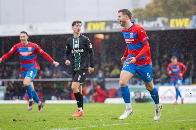 Fussball I Herren I Saison 2025-2026 I Regionalliga Nord I 13. Spieltag I SV Drochtersen-Assel - Hannover 96 II I 05.10.2025 Jannes Wulff (5, SV Drochtersen Assel) jubelt über das 4:0 Drochtersen Kehdinger Stadion Niedersachsen Deutschland Copyright: xLobeca JörgxStruwex