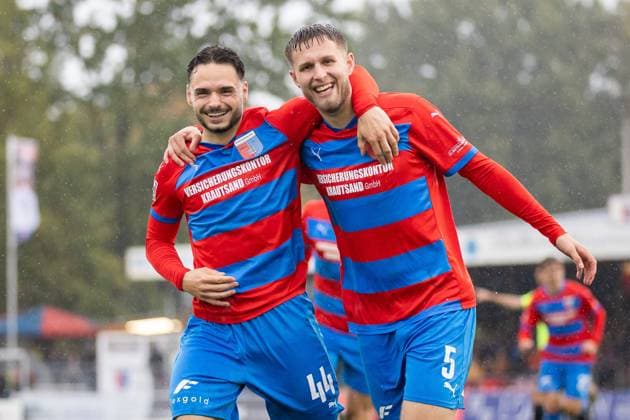 Fussball I Herren I Saison 2025-2026 I Regionalliga Nord I 13. Spieltag I SV Drochtersen-Assel - Hannover 96 II I 05.10.2025 Robin Kölle (44, SV Drochtersen Assel), Jannes Wulff (5, SV Drochtersen Assel) jubeln über das 4:0 Drochtersen Kehdinger Stadion Niedersachsen Deutschland Copyright: xLobeca JörgxStruwex