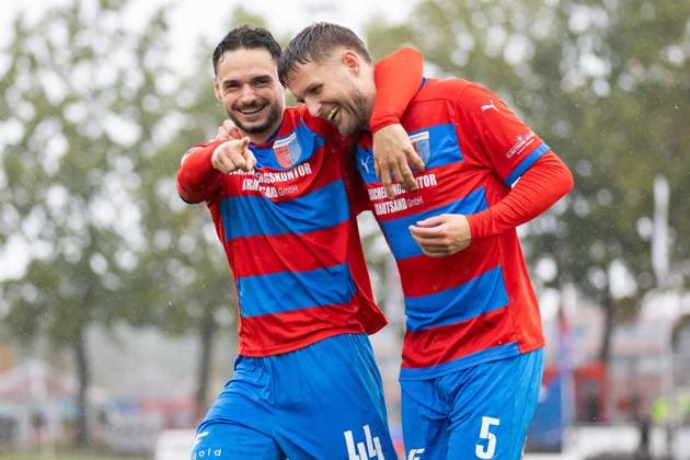 Fussball I Herren I Saison 2025-2026 I Regionalliga Nord I 13. Spieltag I SV Drochtersen-Assel - Hannover 96 II I 05.10.2025 Robin Kölle (44, SV Drochtersen Assel), Jannes Wulff (5, SV Drochtersen Assel) jubeln über das 4:0 Drochtersen Kehdinger Stadion Niedersachsen Deutschland Copyright: xLobeca JörgxStruwex