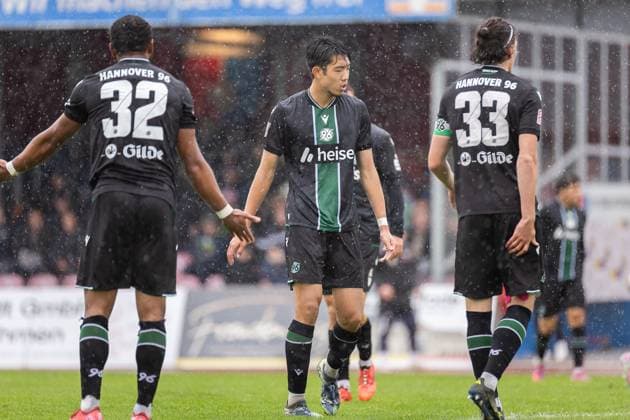Fussball I Herren I Saison 2025-2026 I Regionalliga Nord I 13. Spieltag I SV Drochtersen-Assel - Hannover 96 II I 05.10.2025 Brooklyn Kevin Ezeh (32, Hannover 96 II), Asuma Ikari (15, Hannover 96 II), Tim Wahlbrecht (33, Hannover 96 II) Drochtersen Kehdinger Stadion Niedersachsen Deutschland Copyright: xLobeca JörgxStruwex