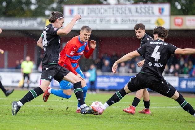 Fussball I Herren I Saison 2025-2026 I Regionalliga Nord I 13. Spieltag I SV Drochtersen-Assel - Hannover 96 II I 05.10.2025 Tim Wahlbrecht (33, Hannover 96 II), Dennis Rosin (25, SV Drochtersen Assel), Ilias Ebnoutalib (4, Hannover 96 II) Drochtersen Kehdinger Stadion Niedersachsen Deutschland Copyright: xLobeca JörgxStruwex