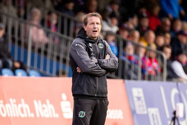 Fussball I Herren I Saison 2025-2026 I Regionalliga Nord I 13. Spieltag I SV Drochtersen-Assel - Hannover 96 II I 05.10.2025 Daniel Stendel (Trainer, Hannover 96 II) Drochtersen Kehdinger Stadion Niedersachsen Deutschland Copyright: xLobeca JörgxStruwex