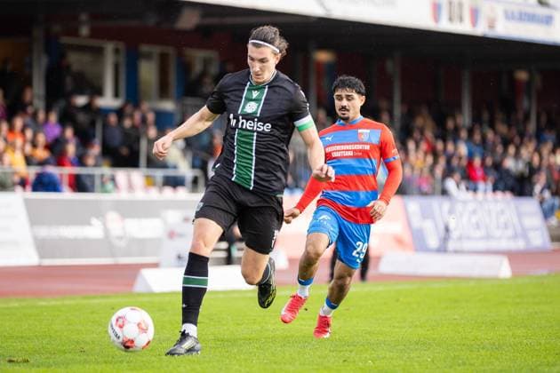 Fussball I Herren I Saison 2025-2026 I Regionalliga Nord I 13. Spieltag I SV Drochtersen-Assel - Hannover 96 II I 05.10.2025 Tim Wahlbrecht (33, Hannover 96 II), Allah Aid Hamid (29, SV Drochtersen Assel) Drochtersen Kehdinger Stadion Niedersachsen Deutschland Copyright: xLobeca JörgxStruwex