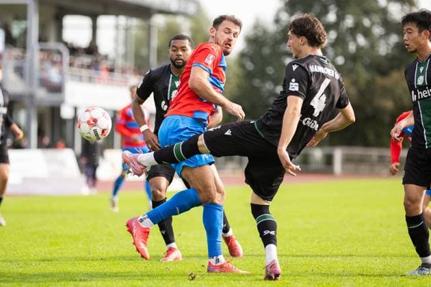Fussball I Herren I Saison 2025-2026 I Regionalliga Nord I 13. Spieltag I SV Drochtersen-Assel - Hannover 96 II I 05.10.2025 Brooklyn Kevin Ezeh (32, Hannover 96 II), Haris Hyseni (10, SV Drochtersen Assel), Ilias Ebnoutalib (4, Hannover 96 II), Asuma Ikari (15, Hannover 96 II) Drochtersen Kehdinger Stadion Niedersachsen Deutschland Copyright: xLobeca JörgxStruwex
